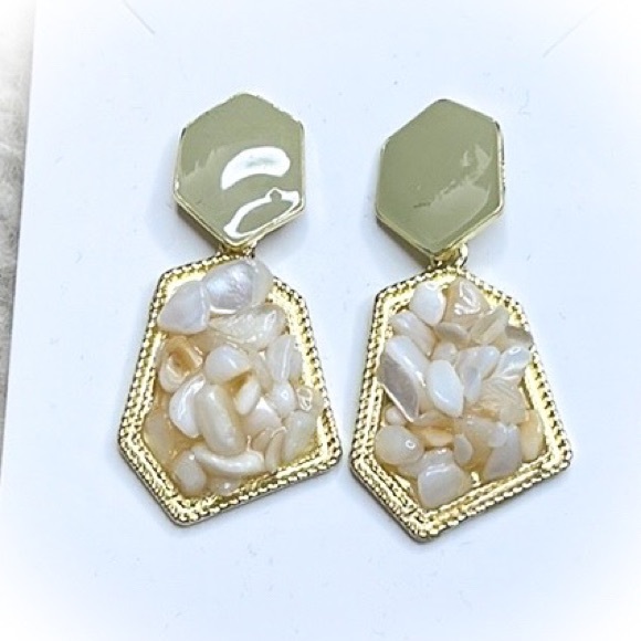 💕Supercute Gold Tone Earrings💕Sage Green Enamel and shells💕 - Picture 1 of 3